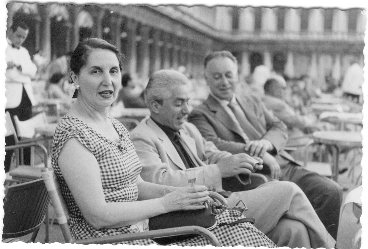 Birolli, Afro e la gallerista Catherine Viviano a Venezia in piazza San Marco, 1956