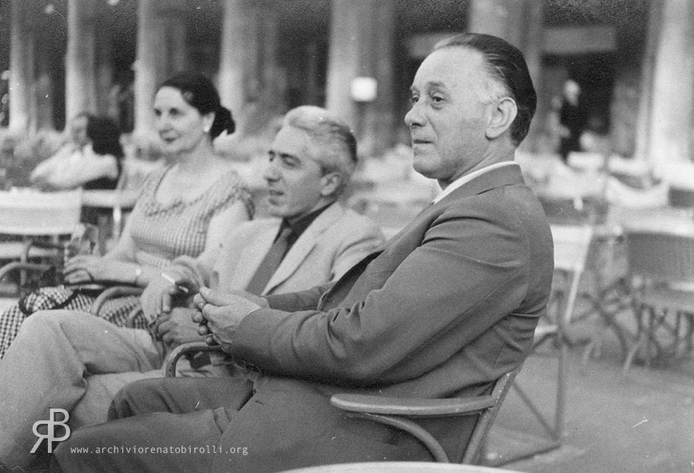 Birolli, Afro e la gallerista americana Catherine Viviano in piazza San Marco, in occasione della Biennale di Venezia, 1956