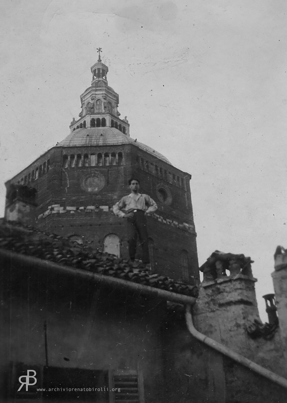 Birolli sui tetti di Pavia con alle spalle la cupola del Duomo, 1927