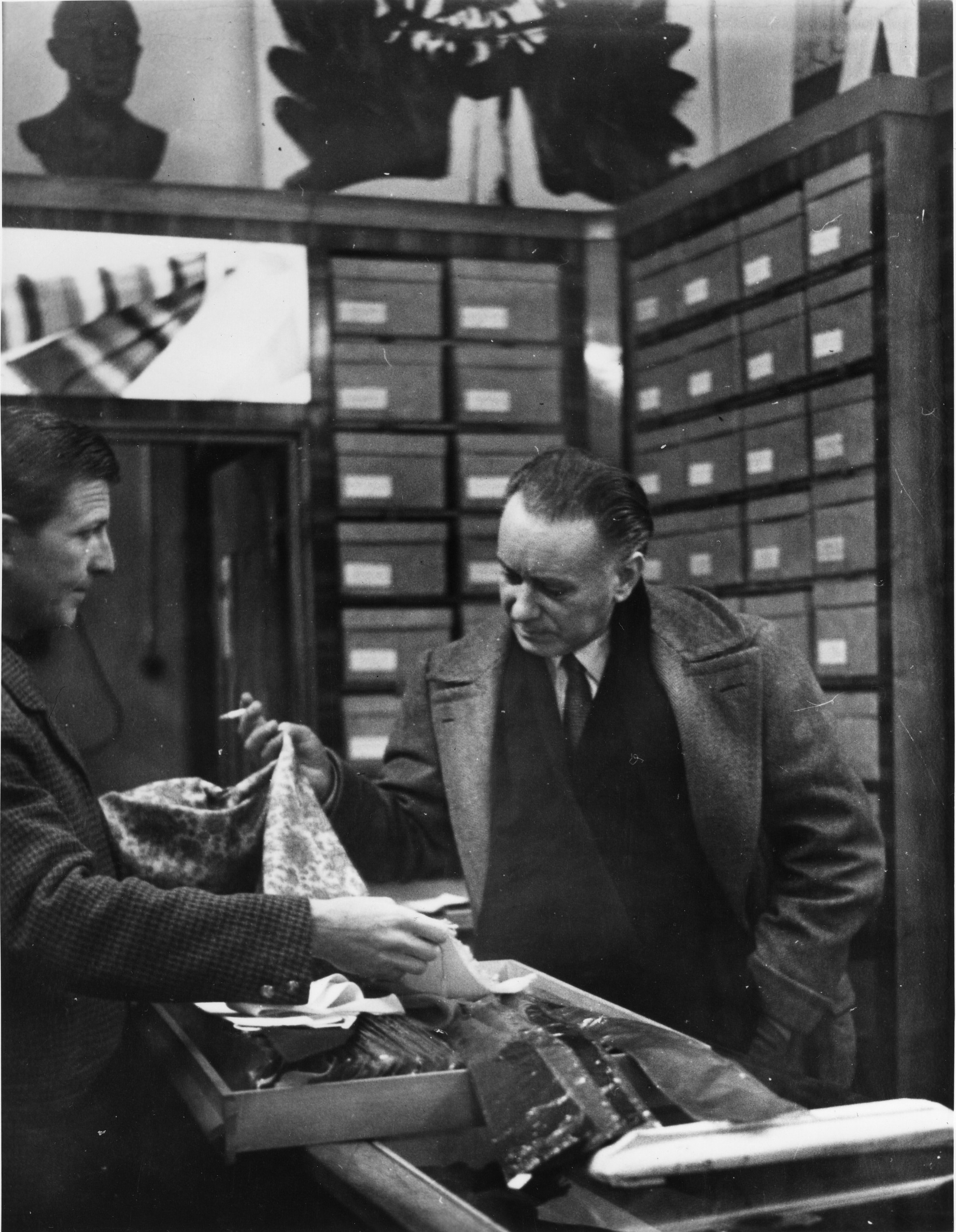 Milano, seconda metà degli anni Cinquanta, Birolli nel negozio di abbigliamento della moglie dello scultore Alberto Colognato, detto Il biondo